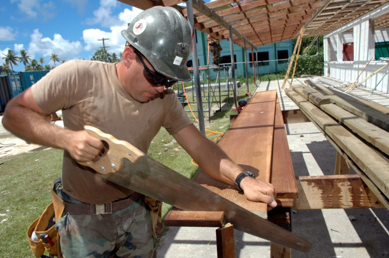 ebeniste-ROCBARON-min_worker_construction_building_carpenter_male_job_build_helmet-893290